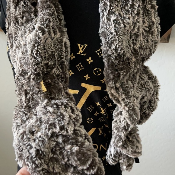 Soft fluffy warm scarf - Picture 5 of 6